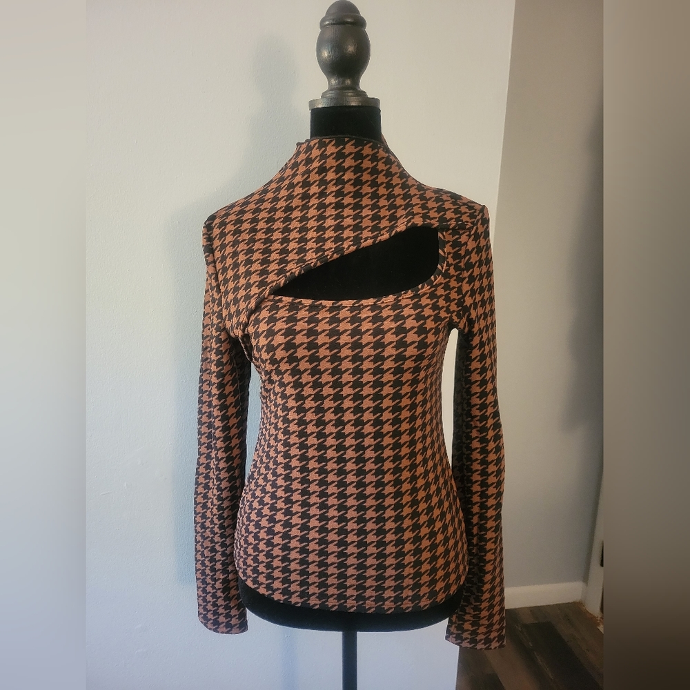 Mock neck front slit shirt